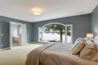 Perfect large river retreat -views, bunkroom, firepit, playset -by Williamsburg!