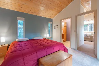 Amazing cabin close to lifts, brewery, dining, hiking and biking. Hotel in zona Centro Conservazione Wildlife