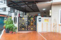 Happiness is coming – Pet-Friendly Elevator B&B near Train Station