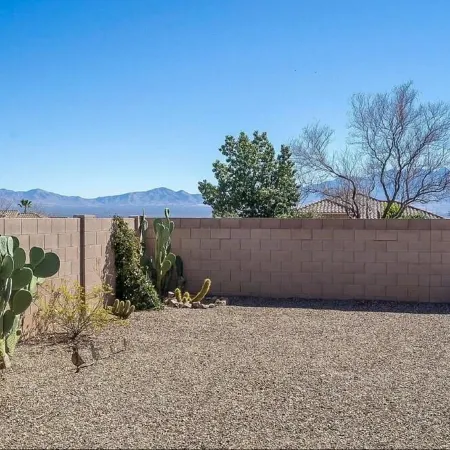 Newer home with 2 car garage less than 30 minutes from Tucson airport