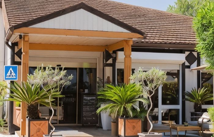 Brit Hotel Confort Nîmes Ouest - A9 Sortie 25