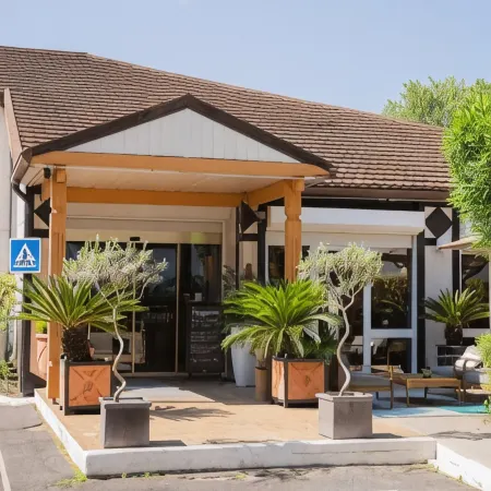 Brit Hotel Confort Nîmes Ouest - A9 Sortie 25