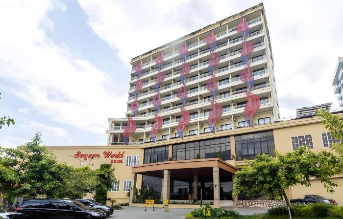 Senyum World Hotel