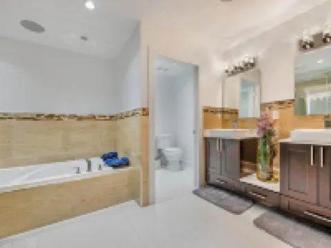 Sunshine Villa 6Br w/Swimming Spa/Games/Chill Yard Hotels in Hialeah