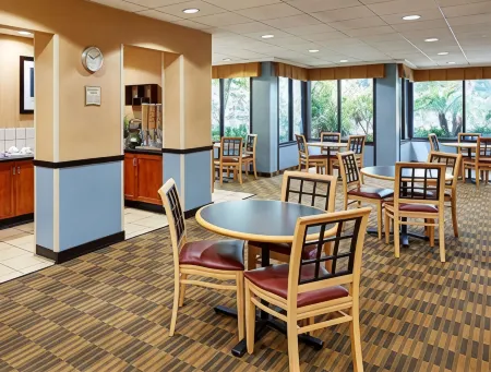 La Quinta Inn & Suites by Wyndham Thousand Oaks-Newbury Park Отели рядом с достопримечательностью «Fertility & Surgical Associates of California»