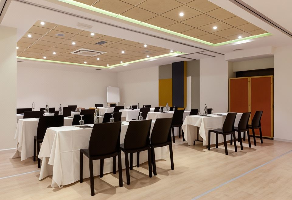 세나토르 바라자 호텔의 야외 수영장