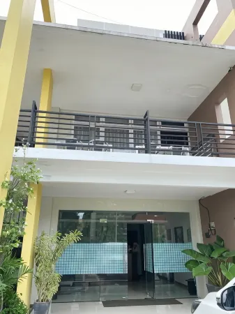 Arini House Syariah Отели в г. Gunung Pangilun