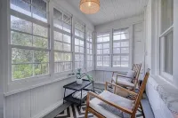 The Rexburg Cottage - a newly remodeled 1940s home with a modern farmhouse feel! Hotels in Rexburg