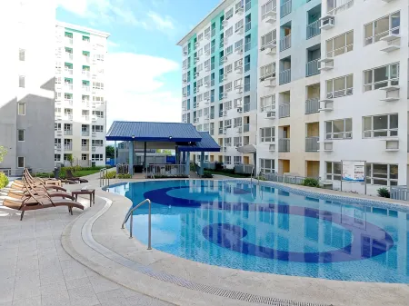 Spacious 36Sqm Studio with 65" TV Netflix Karaoke and Pool Access Near Airport and Samal Ferry Отели рядом с достопримечательностью «Лонг Хуа Темпл»