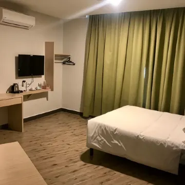 Yes Luxury Hotel Отели в г. Бентонг