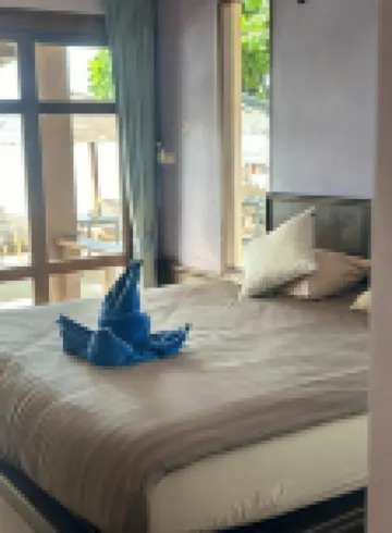 Lanta Bee Garden Bungalow