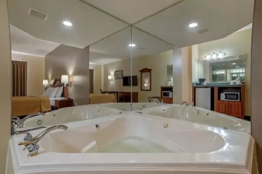 Econo Lodge Inn & Suites