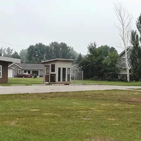 SPACIOUS 6-BEDROOM SINGLE LEVEL LODGE IN MEDINA, WIFI, AC, PARKING LOT, GARAGE