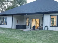 Hot Tub Paradise: Fire Pit - BBQ - Family/Couples Hotels in Denison