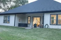 Hot Tub Paradise: Fire Pit - BBQ - Family/Couples
