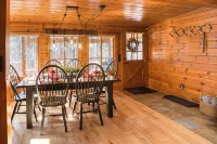 3-bedroom cabin in welcoming Pinetop-Lakeside with Hot tub, AC, WiFi - 民宿