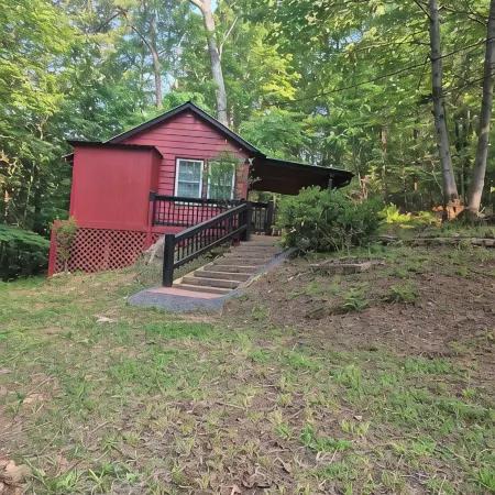 Cozy cabin in peaceful Ellijay with WiFi, AC