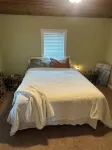 Charming 2-bedroom farmhouse in peaceful Joplin