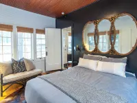 Charming Lake Cottage - 3 Bedrooms, Hot Tub, Sauna, Large Yard Hotels in Chikaming Township