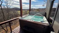 Luxe Cabin, View, 4 Bedrooms, 3 Kings, Private, 8 min to DT BR