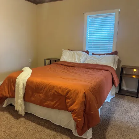 Charming 2-bedroom farmhouse in peaceful Joplin