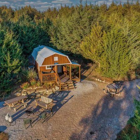 Tiny House Cabin with Loft. 2 Queen Beds with Child Sleeper
