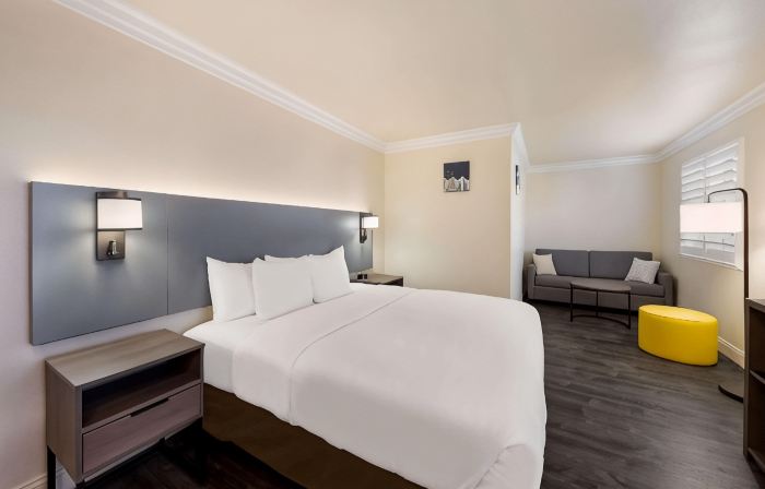 Super 8 by Wyndham Gilroy