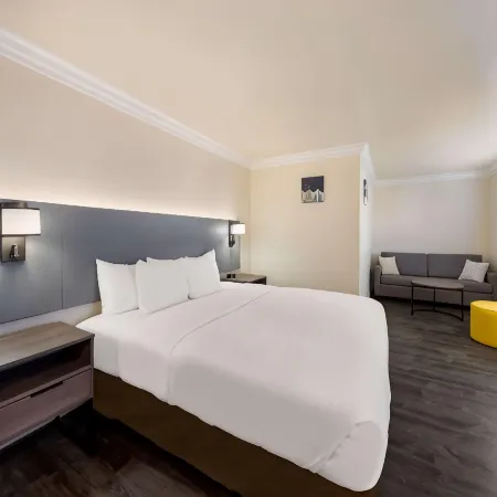 Super 8 by Wyndham Gilroy