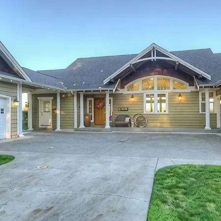 Enumclaw Estate, Scenic Views! Sleeps12,HotTub,Sauna, 1hr Frm Rainier & Crystal