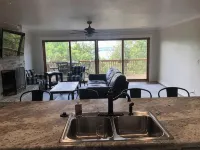 Great retreat!  Close to lake and marina