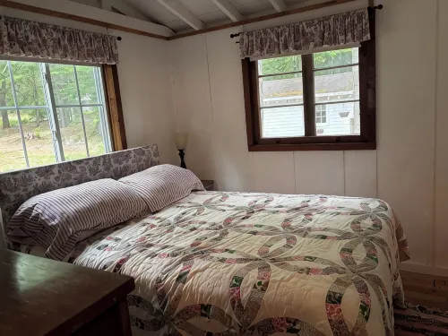 Quaint, Cozy Cabin on Bass Lake - 홈스테이