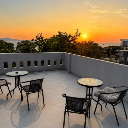 Friends Station Hostel & Cafe
