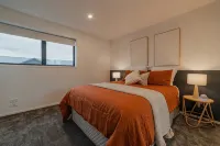 Luxury Central City Getaway -  Casas de vacaciones