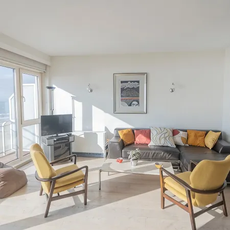 Seaview Apartment on the Beach - Free Parking!