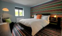 Village Hotel Leeds North - Pools