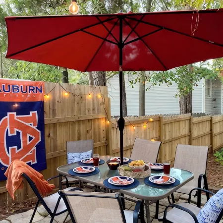 JET'S HANGAR: WALKABLE, PET-FRIENDLY, RENOVATED Game Day Townhome!