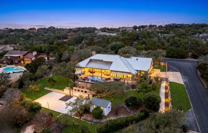 Vista Estate: Luxurious Heatable Pool, Basketball Court, and City Views