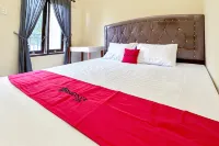 RedDoorz at Golden Cempaka Medan - Homestays