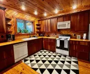 Spacious Southern Coastal OASIS on 1.5 property with kayaks, bikes, BBQ!