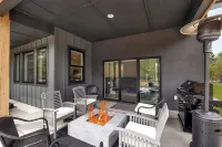 Serene & Modern, Steam Shower, Hot Tub, King Beds - 4-Star