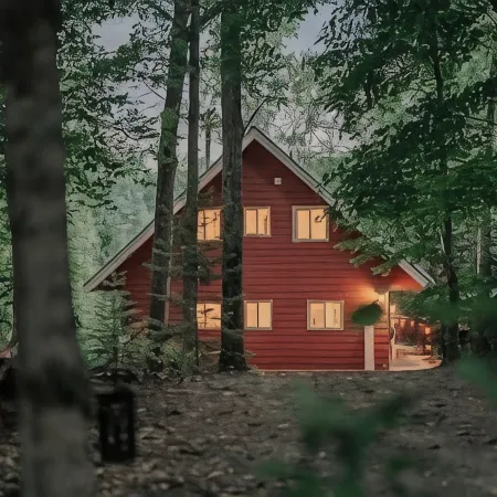 Charming Lakefront Cottage w/ Hot Tub & Fire Pit, WiFi Отели в г. Фарадей
