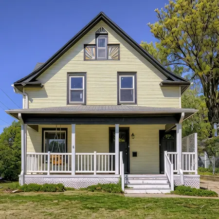 New 5BD Near UNL & DT - Poker Table & Games