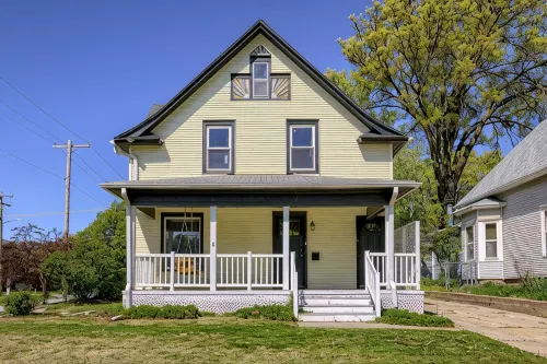 New 5BD Near UNL & DT - Poker Table & Games
