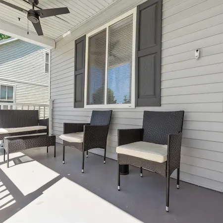 Great Escape 4 bedroom house  2 King Bed in Belleville with WiFi fitness room
