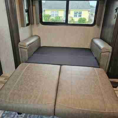 Luxurious 37' 5th Wheel. Enjoy all the fun of Glamping Fitness & Recreational Facilities