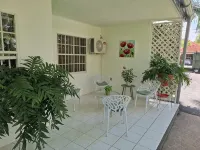 Tropical palm resort is a nice quiet and safe place to stay with friends or fam - 2-نجوم