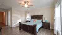 RELAX AWAY- NEW 4BDRM W/ 40FT DOCK & PRIVATE POOL - บังกะโล