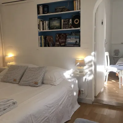 Small house, air conditioning and shaded garden, in a quiet area near the beach