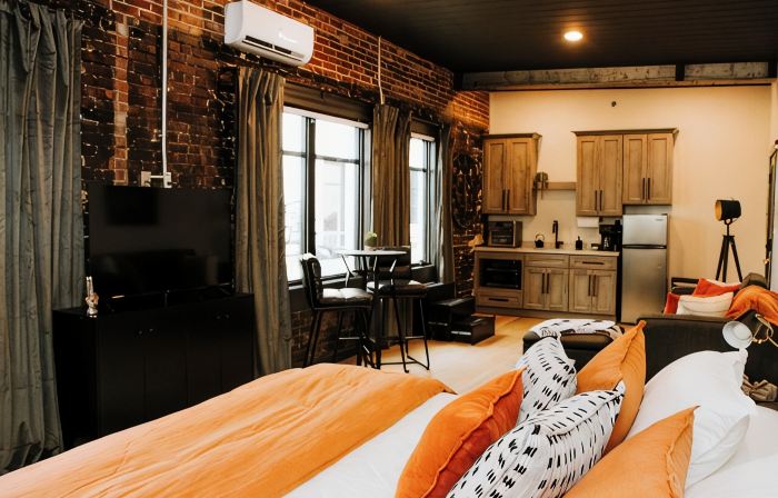 The 1935 Historic Alexander Hotel/ The Jackson Suite in Leitchfield, KY