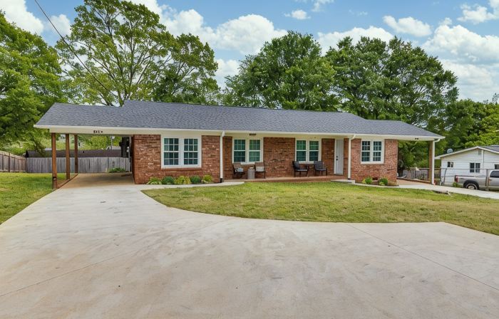 Charming 2-Bd 1-Ba home in Easley near GVL & Clemson w/ WiFi, Self check-in & AC
